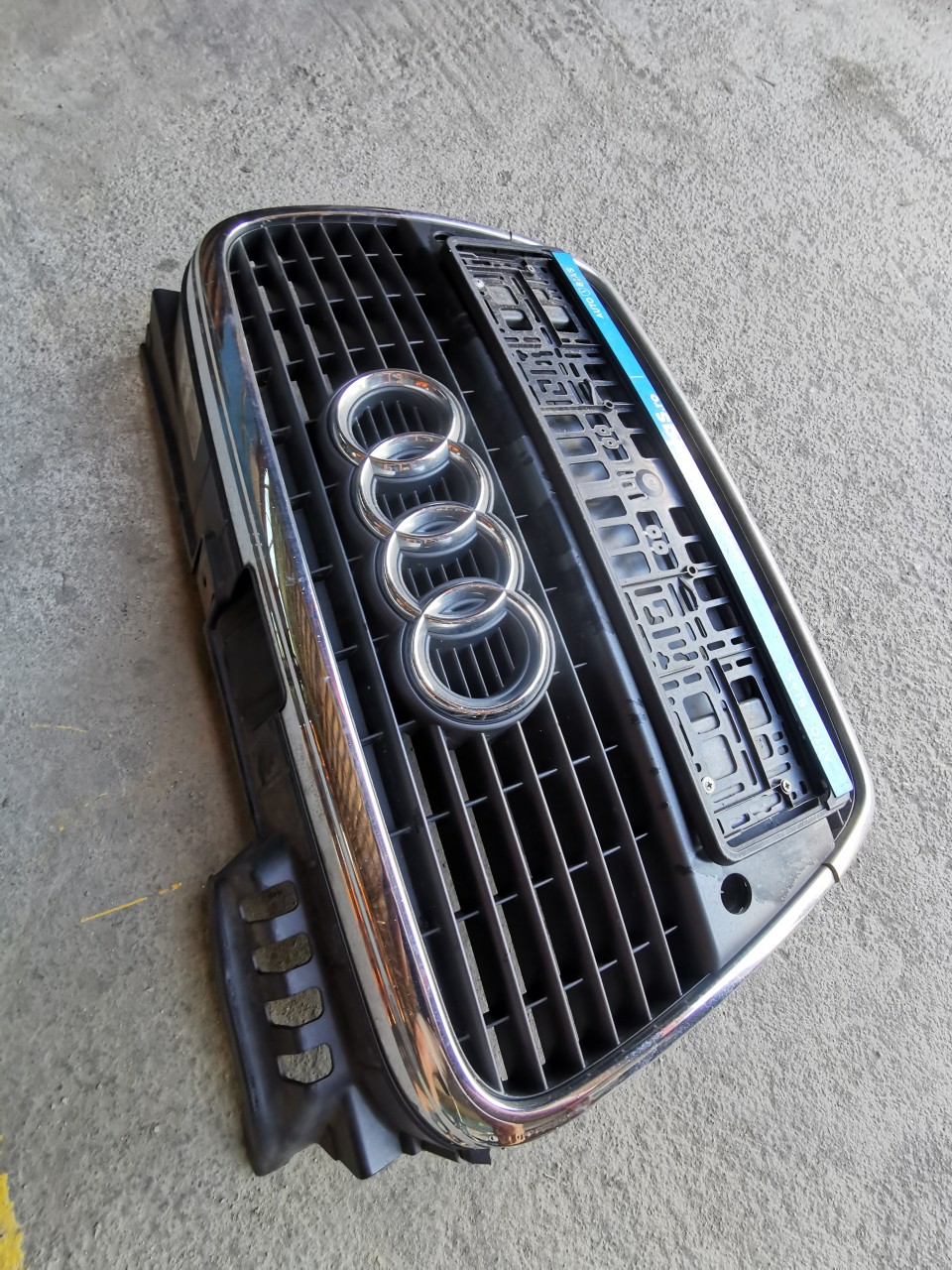 Grila Bara fata Audi A4 B7 grila radiator cu senzori dezmembrez