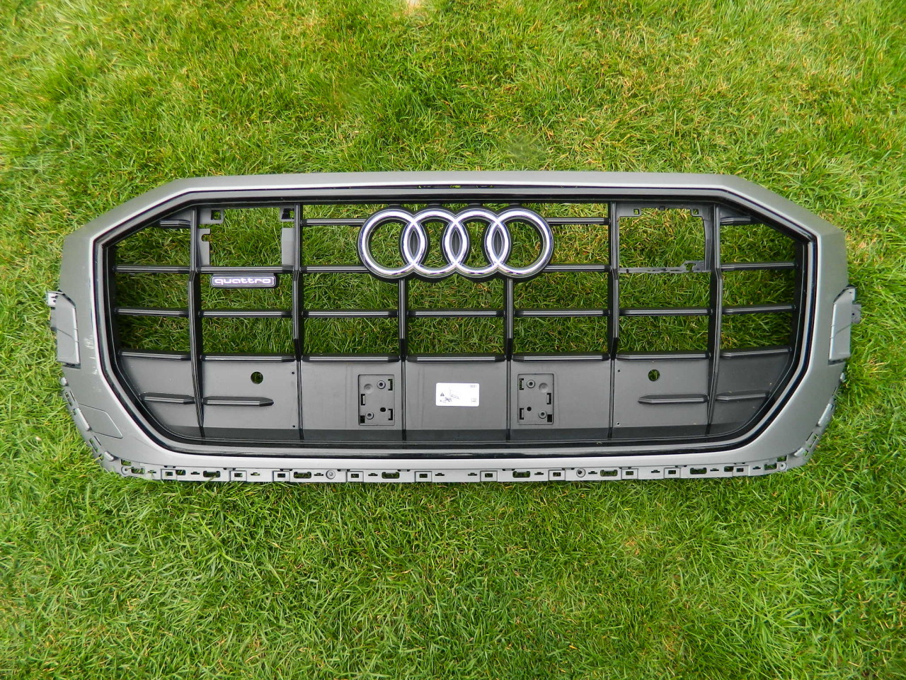 Grila bara fata Audi Q8 S-Line model 2019-2021 cod 4M8853651D