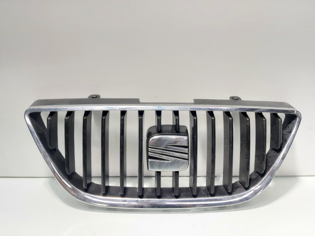 Grila bara fata centrala cu sigla, cod 6J0853651, Seat Ibiza 5 (6J5) (id:695126)