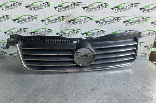 Grila bara fata centru 3B0853651L / 3B0 853 651L Volkswagen VW Passat B5 [1996 - 2000] wagon 1.9 TDI...