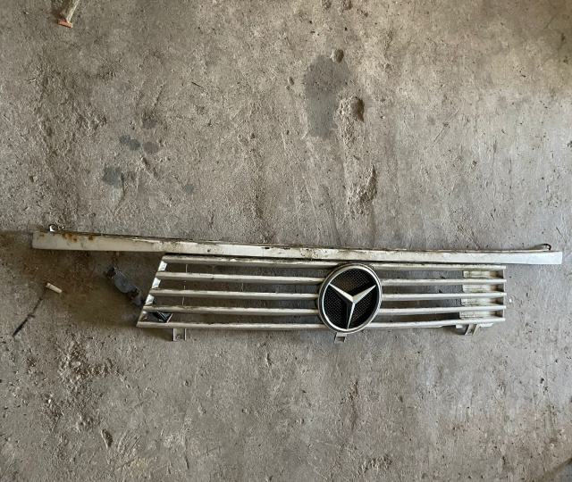 Grila bara fata centru Mercedes-Benz Vito W638 [1996 - 2003] Minivan 108 CDI MT (82 hp)