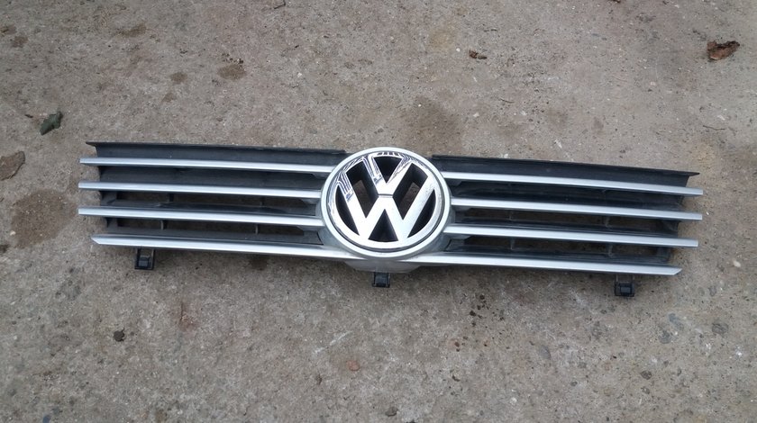 Grila Bara Fata cu Sigla Volkswagen Polo 6N2 Gri Metalizat