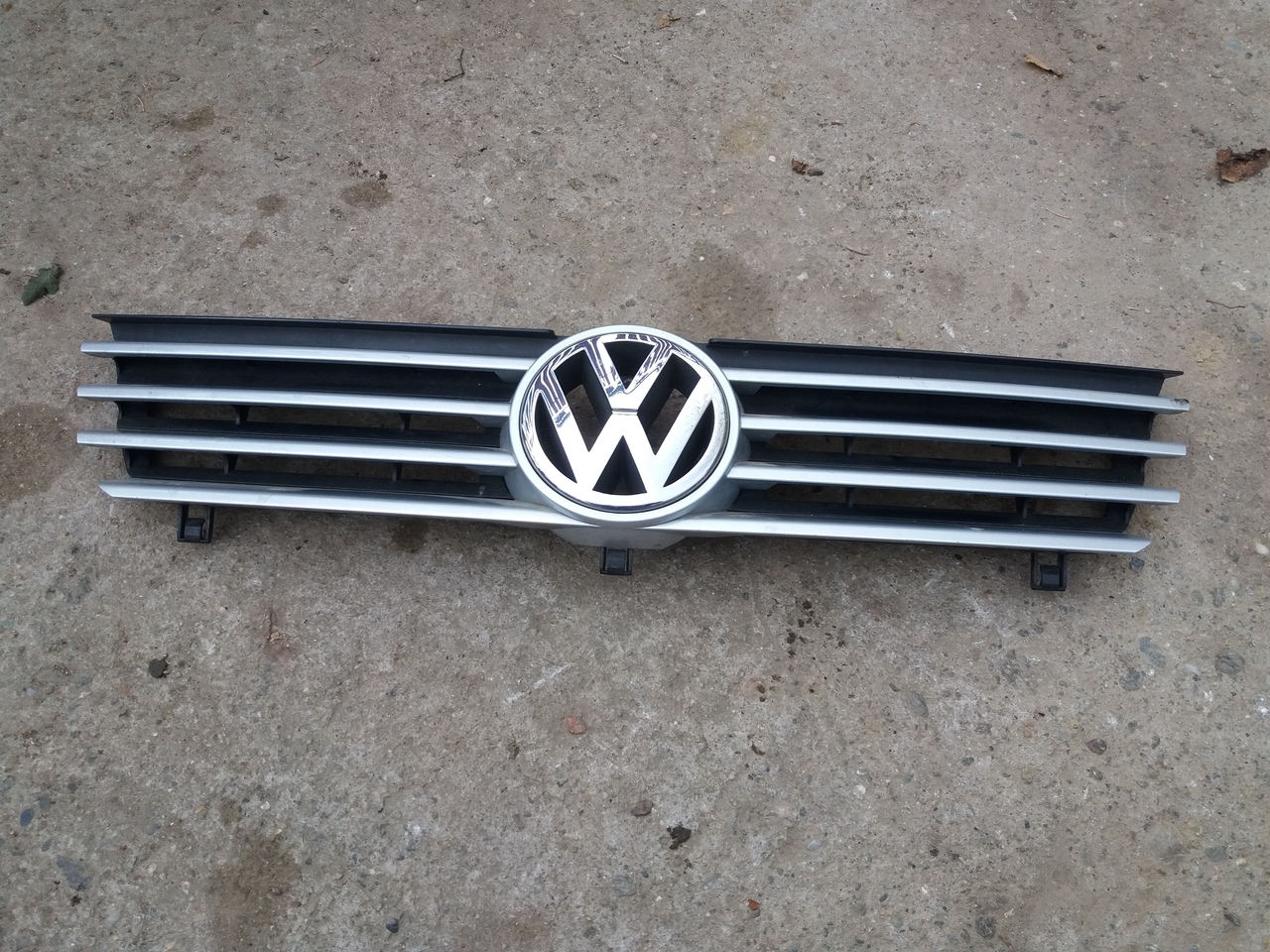 Grila Bara Fata cu Sigla  Volkswagen Polo 6N2  Gri Metalizat