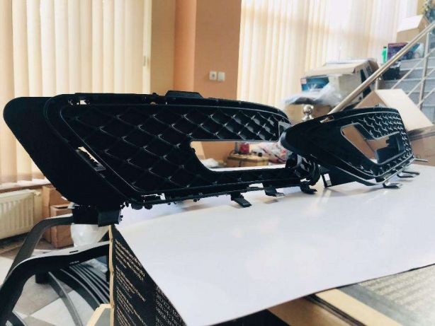 Grila bara fata dreapta model L Mercedes E Class W212.