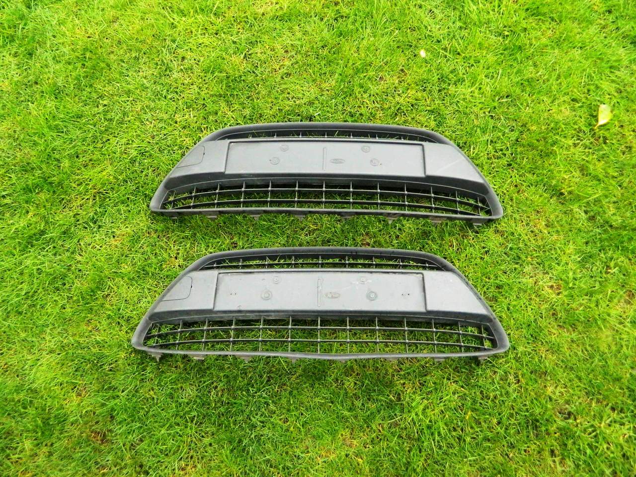 Grila bara fata Ford Fiesta model 2008-2012 cod 8A61-17B968-A (4)