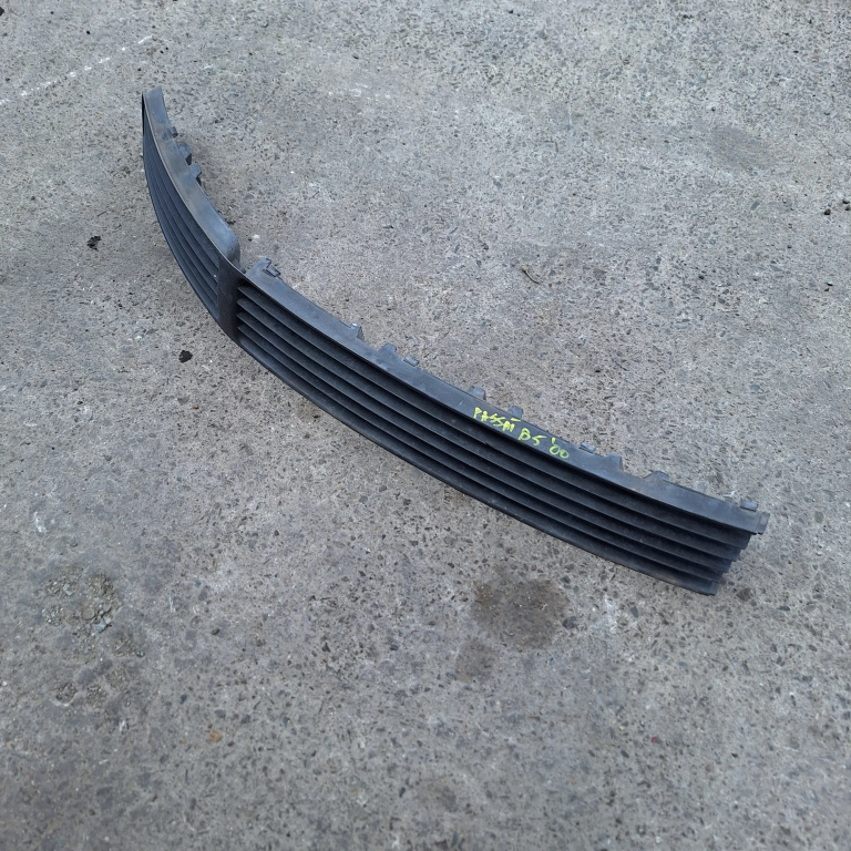 Grila Bara Stanga Vw Passat B5, B5.5 1996-2005 3B0853667B