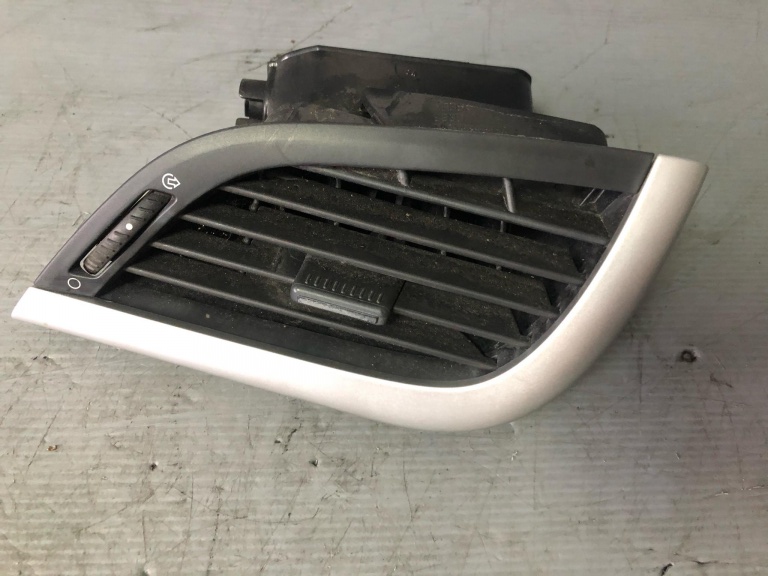 Grila bord dreapta peugeot 207 9650088477 ⭐⭐⭐⭐⭐