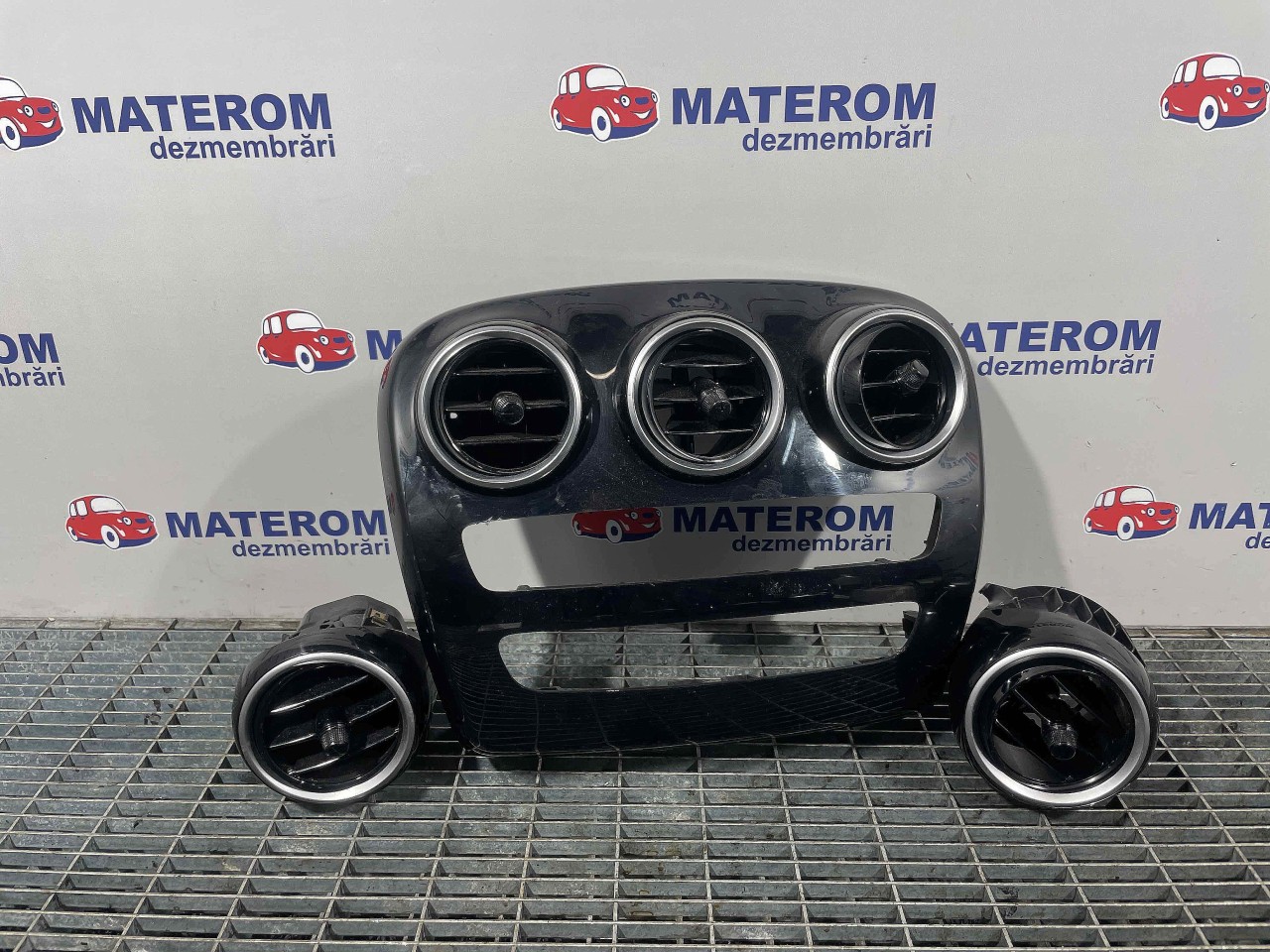GRILA BORD MERCEDES C-CLASS - - (2014 2018)