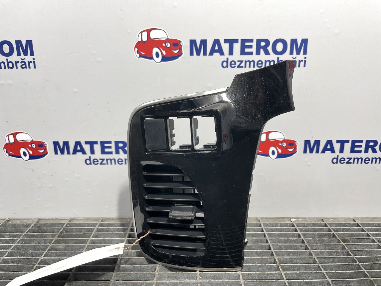 GRILA BORD MITSUBISHI OUTLANDER - - (2012 2016)