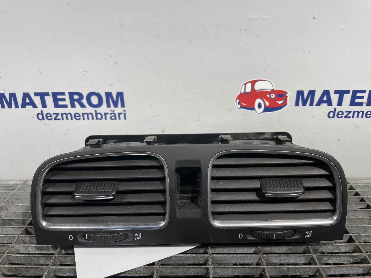 GRILA BORD VW GOLF VI - - (2008 2012)