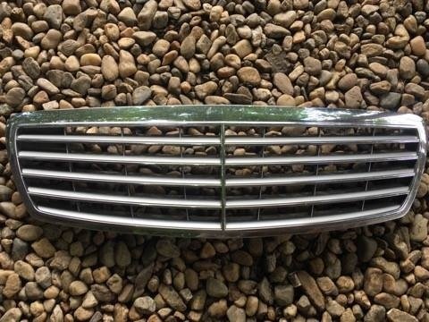 Grila capota mercedes E class w211 2004