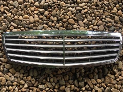 Grila capota mercedes E class w211 2005