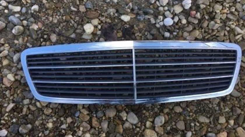Grila capota mercedes w203 an 2003