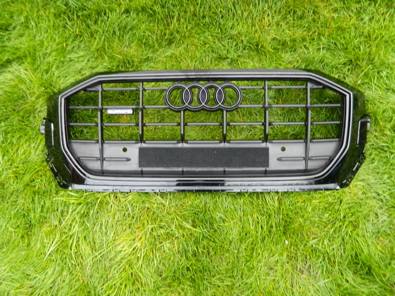 Grila centarala Audi Q8 model 2019-2022 cod 4M8853651 AL