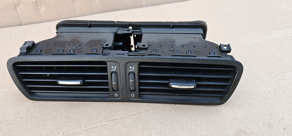Grila centrala aer bord Vw Passat B6 2006 2007 2008 2009