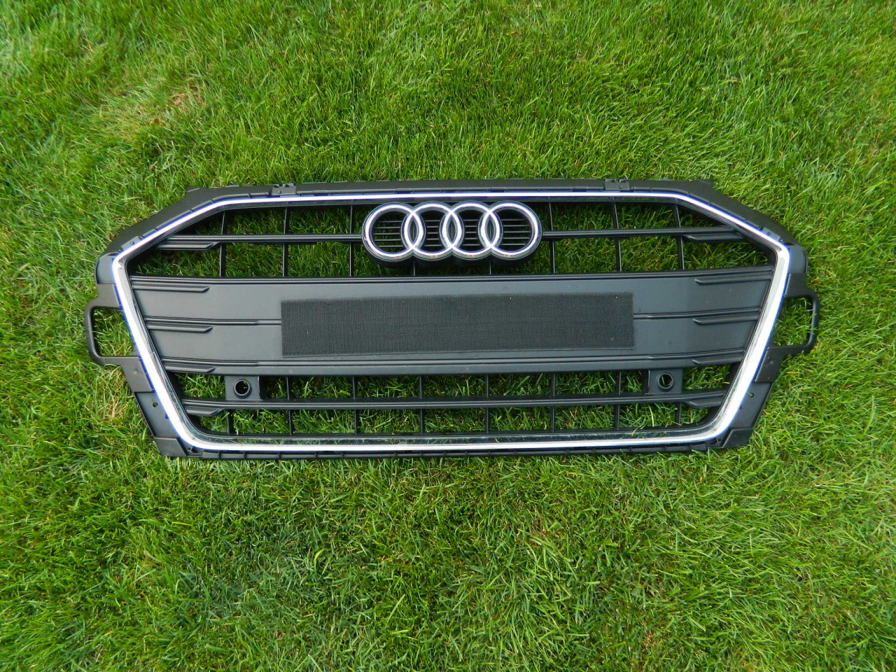 Grila centrala Audi A4 B9 Facelift model 2020-2023 cod 8W0853651 DB