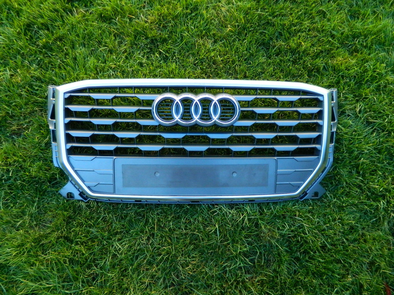 Grila centrala Audi Q2 model 2017-2020 cod 81A853651