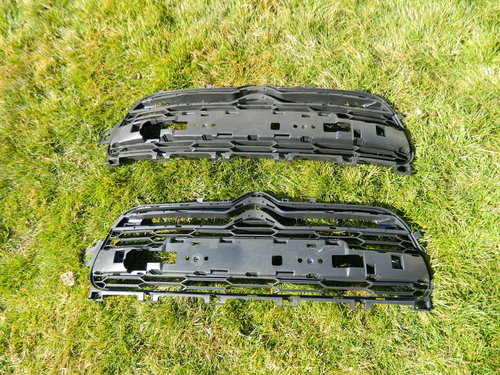 Grila centrala bara fata CITROEN DS5 model 2010-2015 cod 9673279177