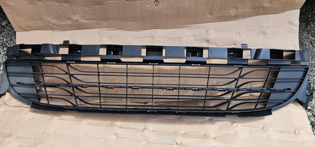 Grila centrala bara fata NOUA Renault Megane 3 2009 2010 2011 2012