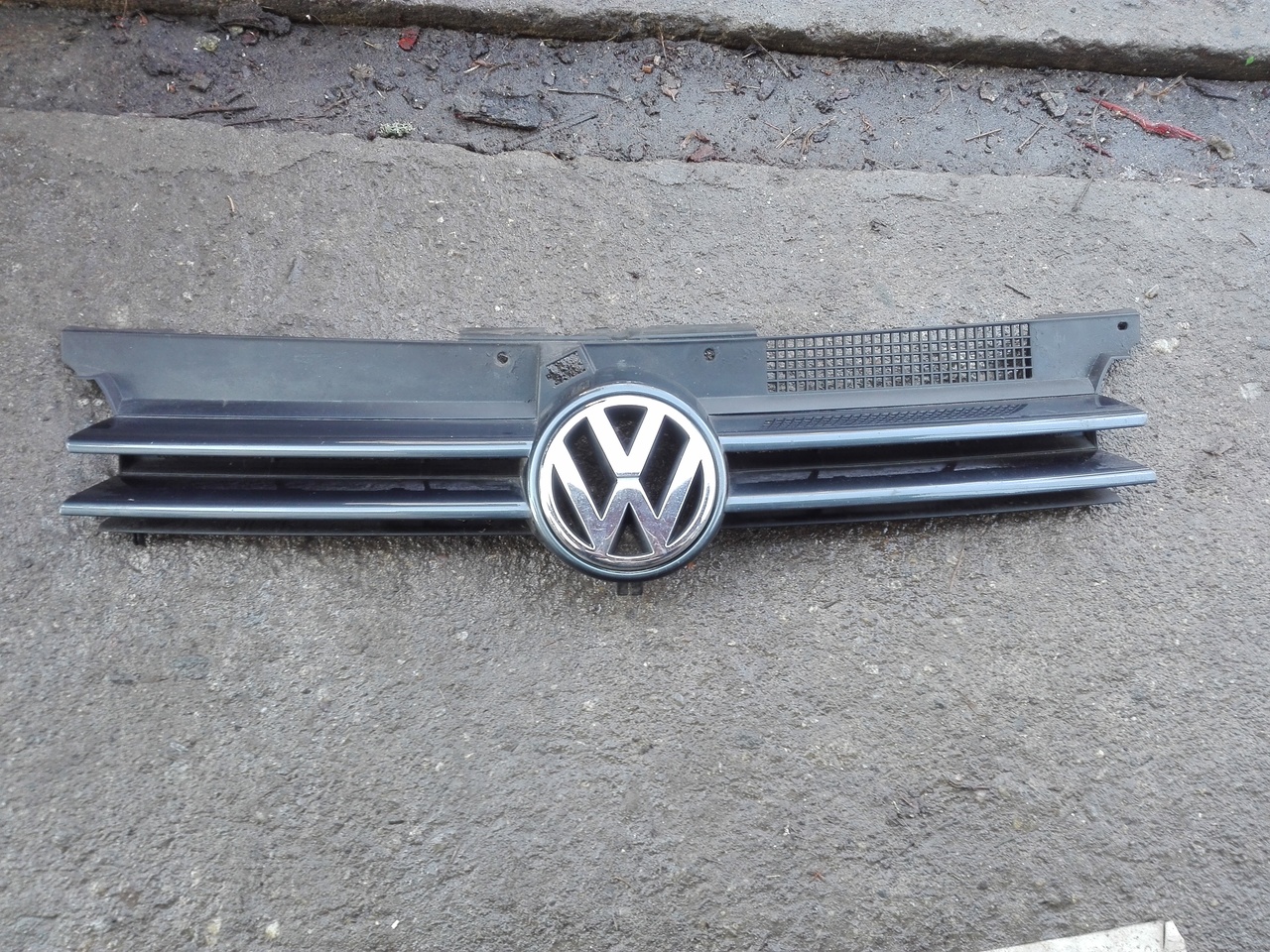 Grila Centrala bara Fata Vw Golf 4 Gri Sobolan Metalizat