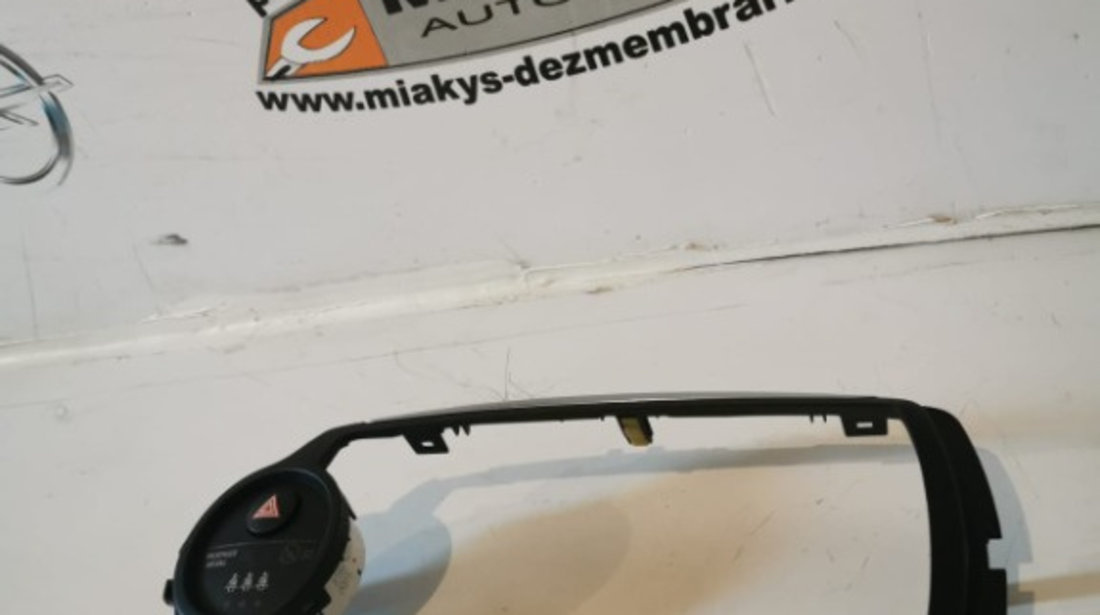 Grila centrala Bord cu Buton Avarii TOYOTA YARIS An 2014-2020. COD - 86451-0D030