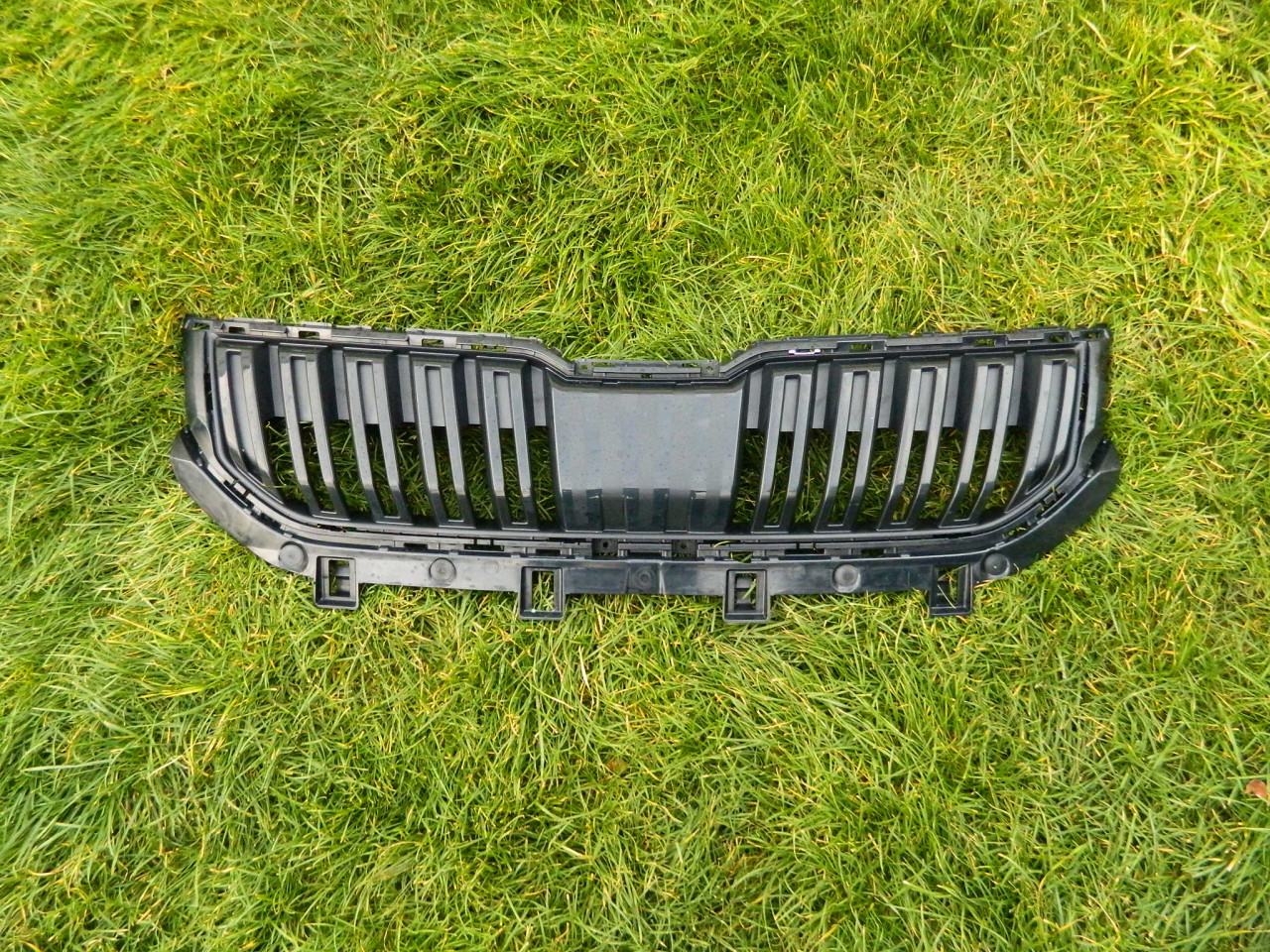 Grila centrala cu distronic Skoda Karoq 2018-2021 cod 57A853653B