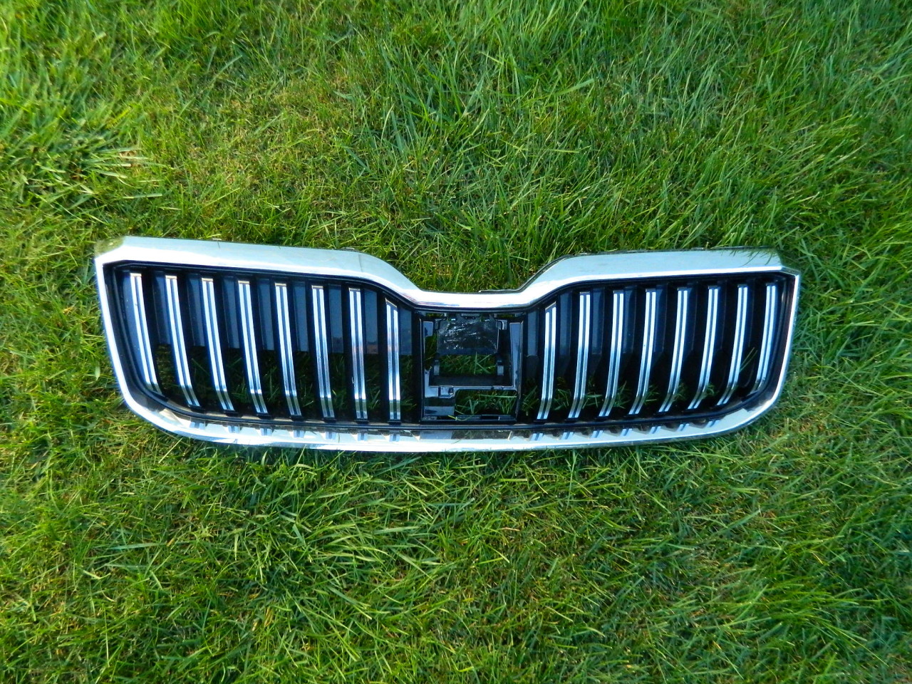 Grila centrala cu distronic Skoda Superb 3 model 2019-2022 cod 3V0853653G