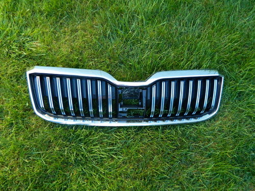 Grila centrala cu distronic Skoda Superb 3 model 2019-2022 cod 3V0853653G