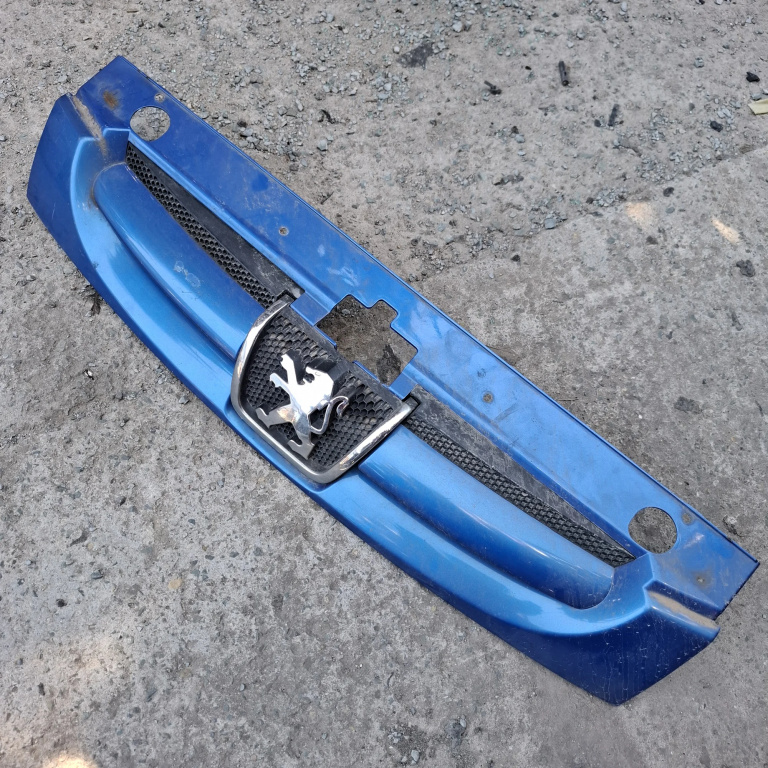 Grila Centrala Cu Sigla Peugeot Partner 1 1996-2013 9644758777
