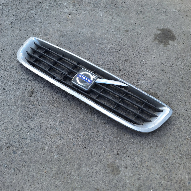Grila Centrala Cu Sigla Volvo V50 (Mw) 2004-2012 30744915, 30744914, 30744916