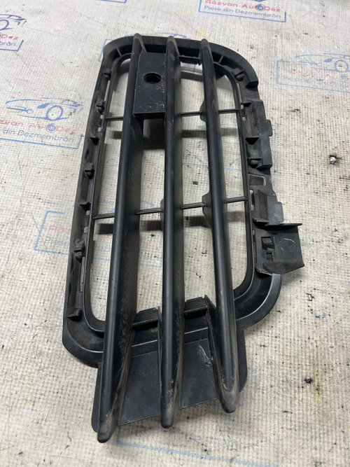 Grila centrala dreapta Volkswagen Touareg 2012