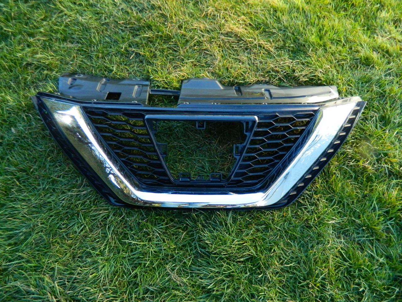 Grila centrala NISSAN QASHQAI J11 model 2017-2021 cod 62310HV00A