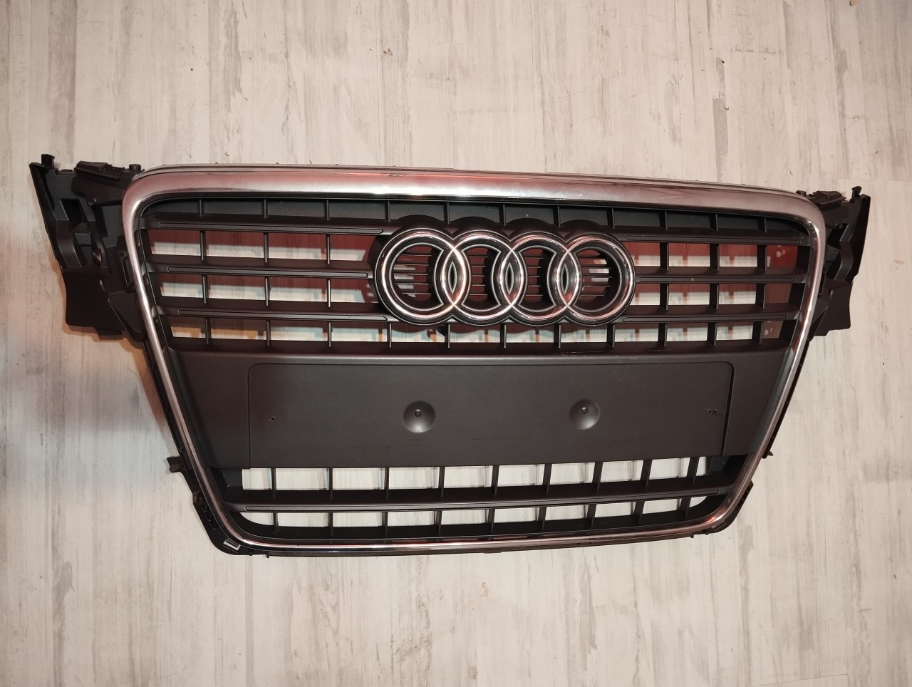 Grila centrala radiator Audi A4B8 ( 2011