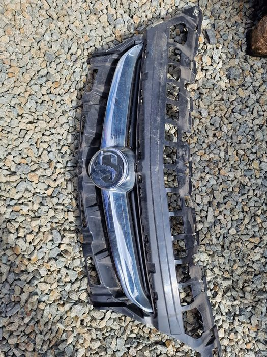 Grila centrala radiator Opel Astra J Facelift