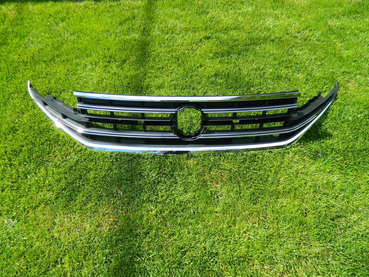 Grila centrala radiator VW Touareg Facelift model 2023 2024 2025
