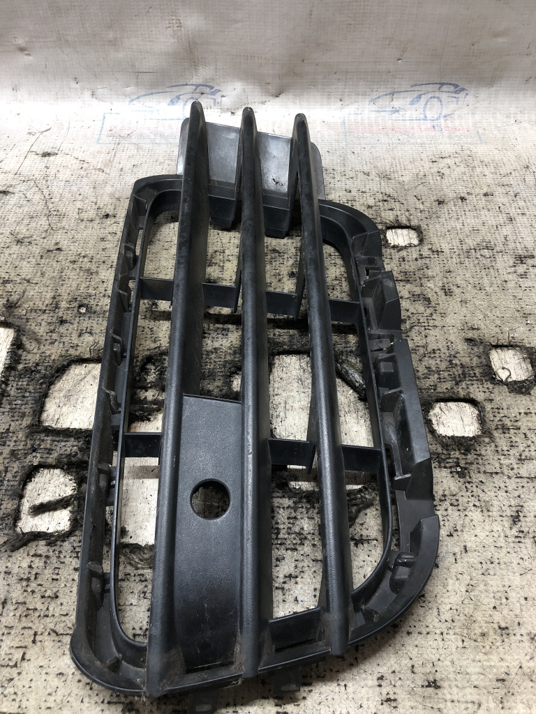 Grila centrala stanga Volkswagen Touareg 2012