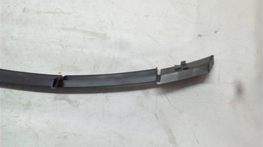 Grila centrala superioara bara fata Ford Mondeo An 2000-2004