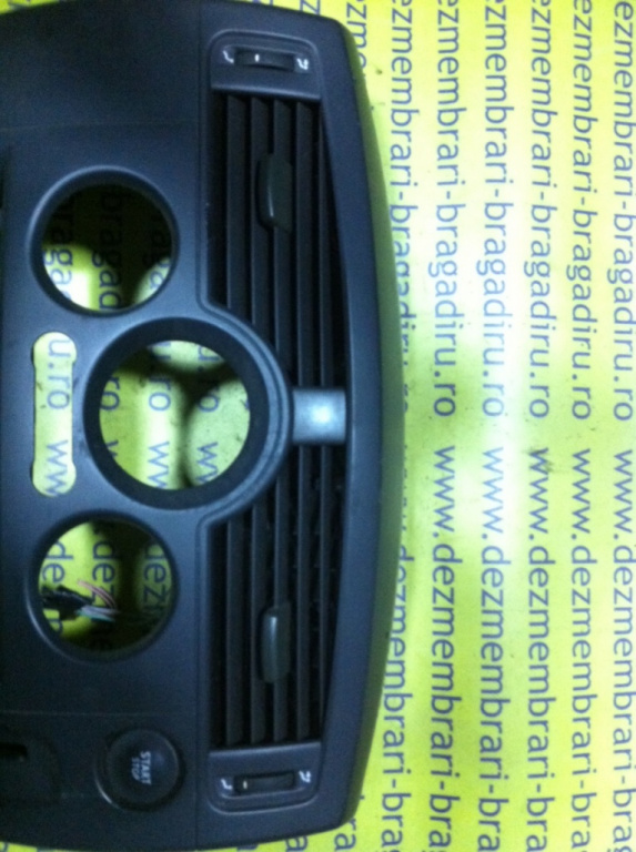 Grila centrala ventilatie bord Renault Scenic 2 [2003 - 2006] Minivan 5-usi 1.4 MT (98 hp) II (JM0/1_)