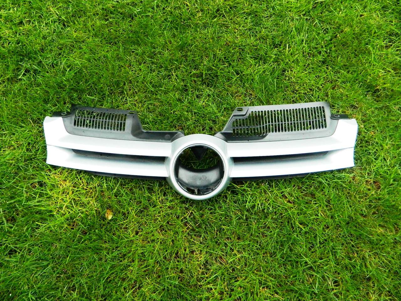 Grila centrala VW Golf 5 cod 1K0853655A