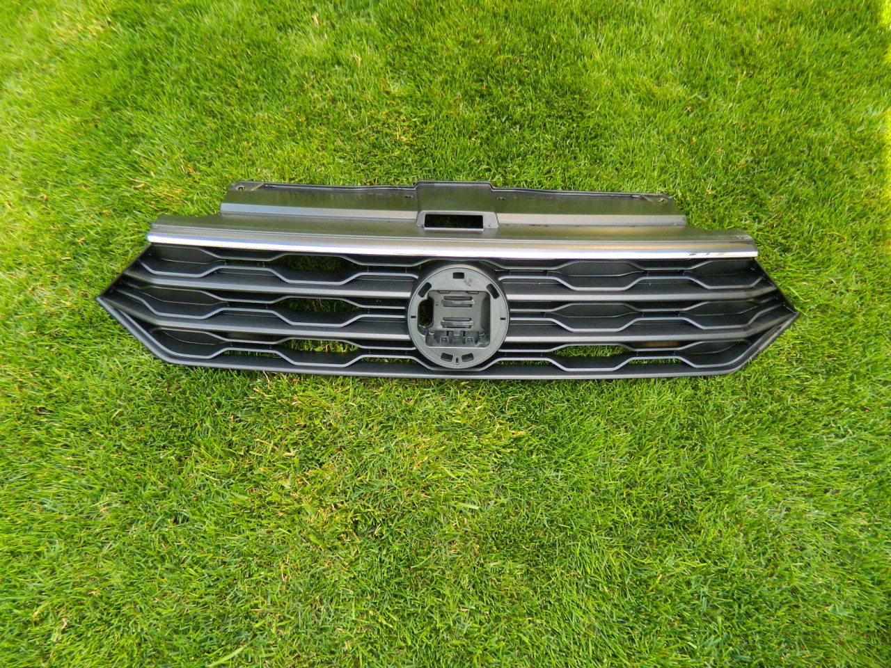 Grila centrala VW T-Roc model 2017-2022 cod 2GA853343B