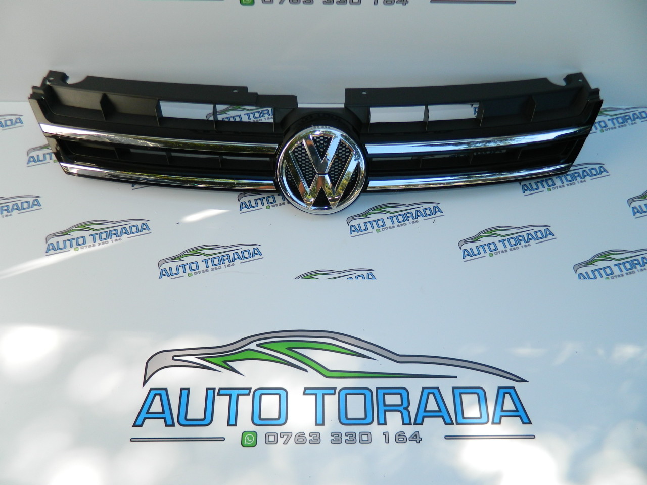Grila centrala VW Touareg model 2012 2013 2014 cod 7P6853651A