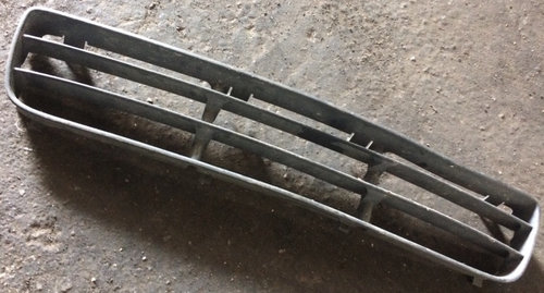 Grila centru bara fata Volkswagen Bora [1998 - 2005] Sedan 1.9 TDI MT (150 hp) (1J2)