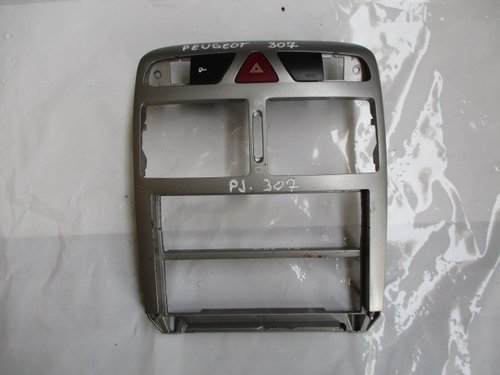 GRILA / CONSOLA CENTRALA BORD CU BUTON AVARIE PEUGEOT 307 FAB. 2000 – 2008 ⭐⭐⭐⭐⭐