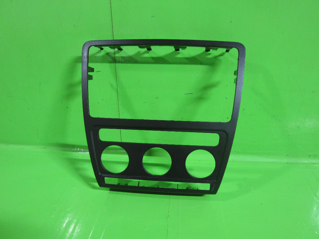 GRILA / CONSOLA CENTRALA BORD SKODA OCTAVIA II FAB. 2004 - 2013 ⭐⭐⭐⭐⭐