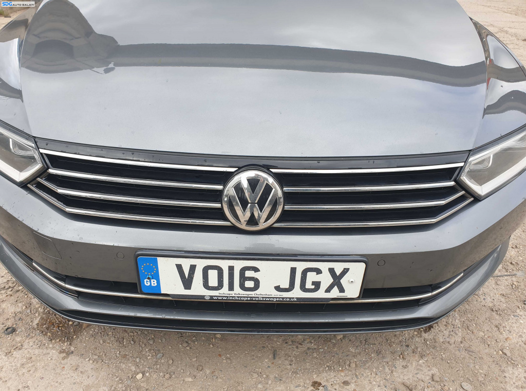 Grila cu Sigla Emblema de pe Bara Spoiler Fata Volkswagen Passat B8 2014 - 2019 [K4678]