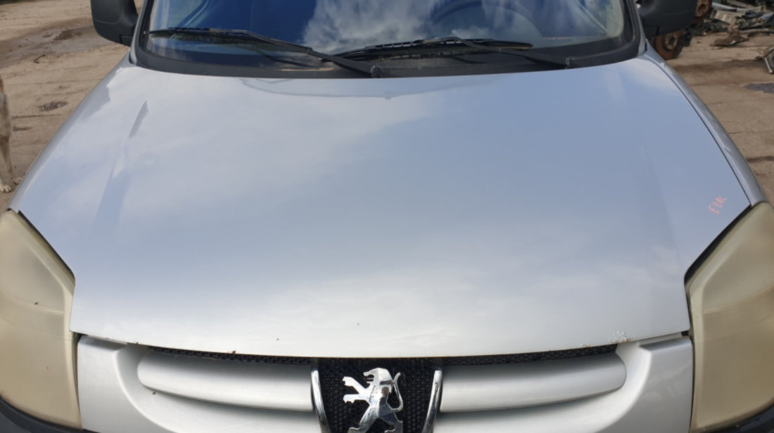 Grila cu Sigla Emblema de pe Bara Spoiler Fata Peugeot Partner 2002 - 2008 Culoare EZRC