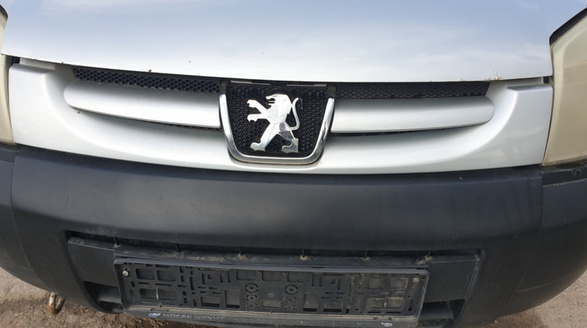 Grila cu Sigla Emblema de pe Bara Spoiler Fata Peugeot Partner 2002 - 2008 Culoare EZRC