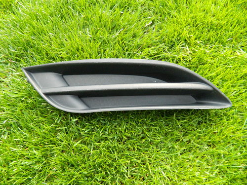 Grila dreapta bara fata Toyota Auris model 2006-2010 cod 81481-02040