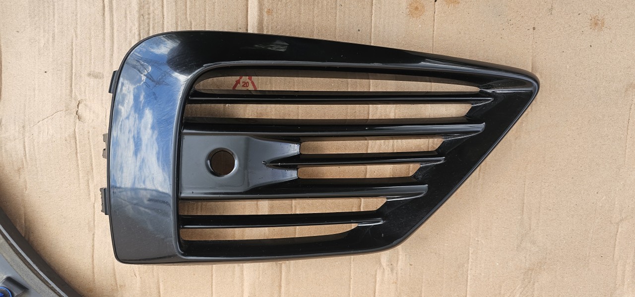 Grila dreapta bara fata Volvo Xc60 R-Design 2018 2019 2020 2021