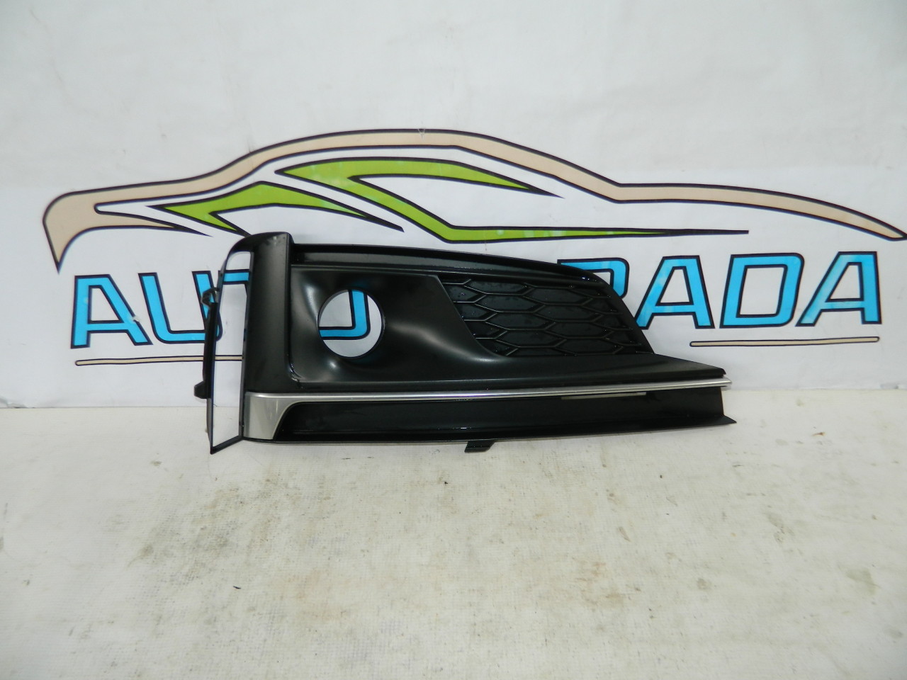 Grila dreapta distronic ACC bara fata Audi A5 S-Line model 2017-2019 cod 8W6807682G